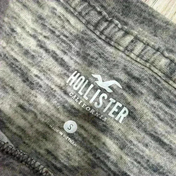Hollister Men's Curved Hem Short Sleeve Tee Shirt Heather Gray Black Logo Size S - Picture 2 of 8